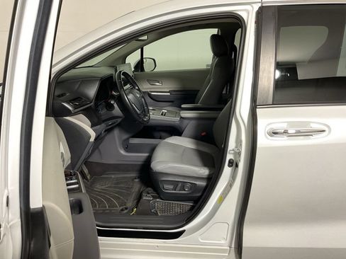 Used 2022 Toyota Sienna XLE FWD image 21