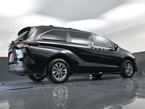New 2026 Toyota Sienna XLE FWD image 19