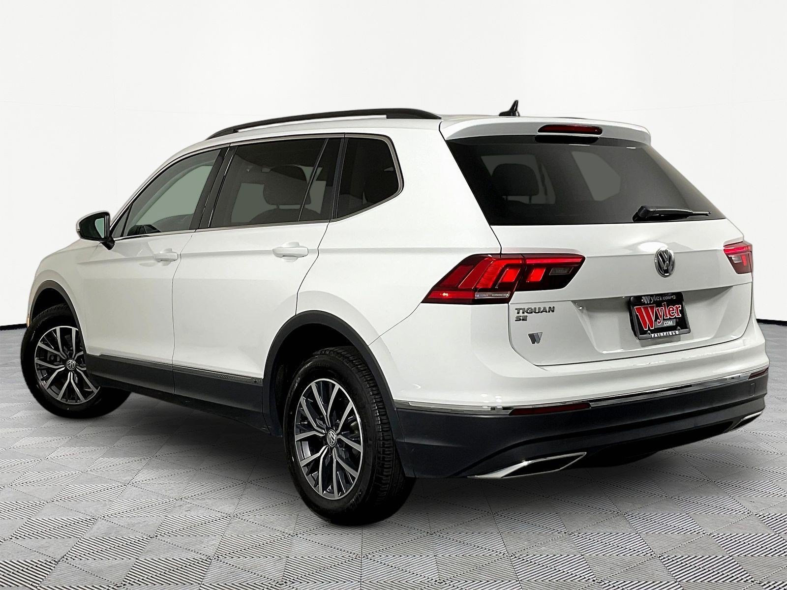 Used 2020 Volkswagen Tiguan SE w/ Panoramic Sunroof Package FWD image 4