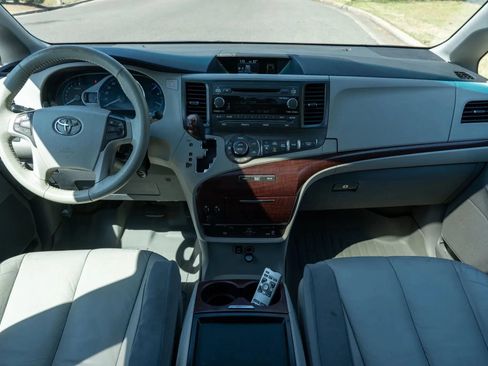 Used 2011 Toyota Sienna XLE w/ Entertainment Pkg FWD image 19