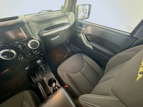 Used 2014 Jeep Wrangler Unlimited Sahara w/ Connectivity Group image 11