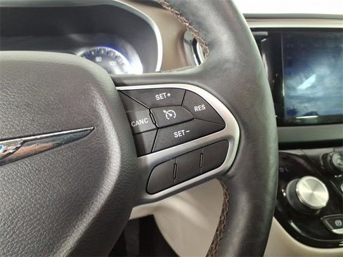 Used 2017 Chrysler Pacifica Touring-L Plus image 14