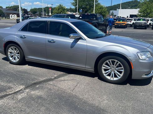 Used 2016 Chrysler 300 C RWD image 3