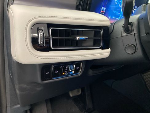 New 2026 Lincoln Aviator Premium AWD image 17