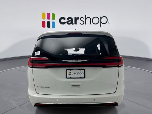 Used 2023 Chrysler Pacifica Touring-L FWD image 4