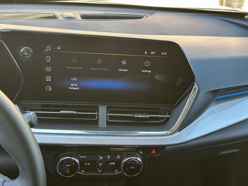 Used 2025 Chevrolet Trax LT w/ LT Convenience Package image 17