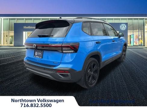 Certified 2025 Volkswagen Taos SE image 3