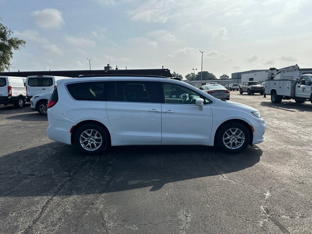 Used 2022 Chrysler Pacifica Touring-L FWD image 4