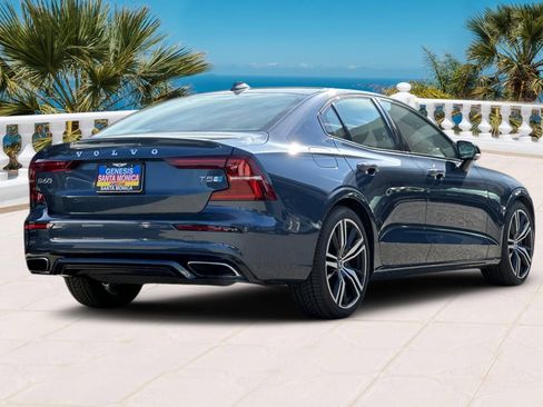 Used 2019 Volvo S60 T5 R-Design image 4
