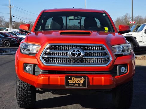 Used 2017 Toyota Tacoma SR5 image 3