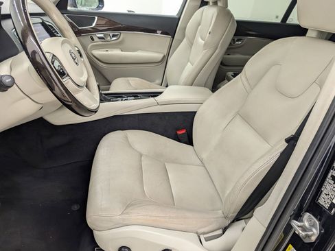 Used 2016 Volvo XC90 T6 Momentum w/ Momentum Plus Package image 5