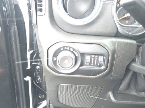 Used 2020 Jeep Wrangler Unlimited Sahara image 13