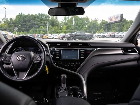 Used 2018 Toyota Camry SE FWD image 18
