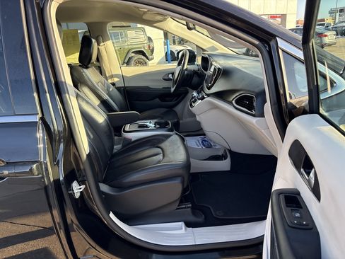 Used 2024 Chrysler Pacifica Touring-L image 10