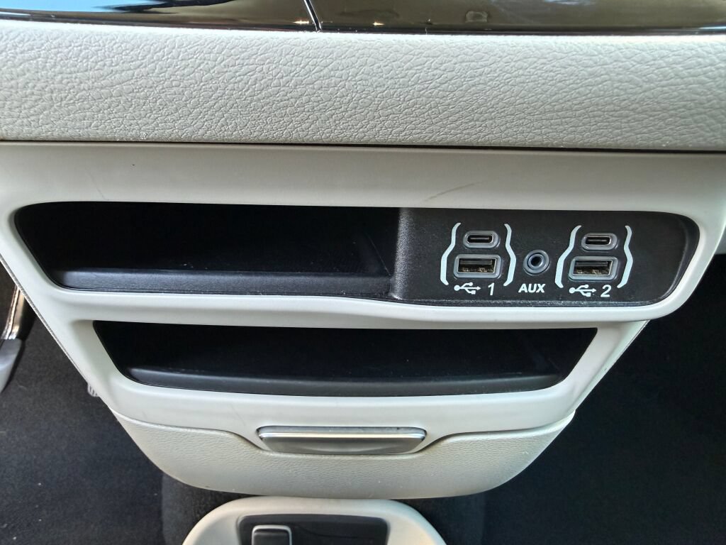 Used 2024 Chrysler Pacifica Touring-L FWD image 31