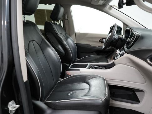 Used 2023 Chrysler Pacifica Limited FWD image 30