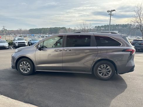 Used 2022 Toyota Sienna XLE image 9