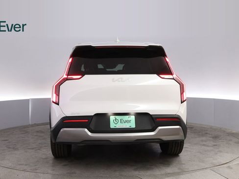 Used 2024 Kia EV9 Light Long Range RWD image 15