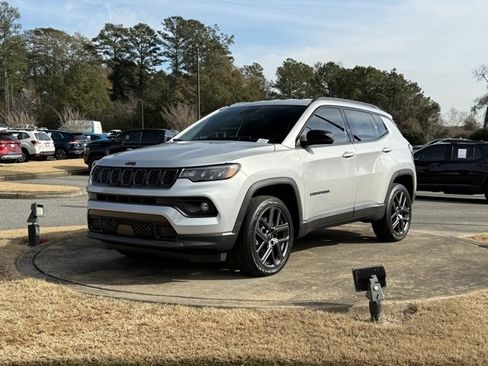 New 2026 Jeep Compass Latitude image 3