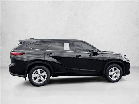 Used 2021 Toyota Highlander LE AWD/4WD image 4