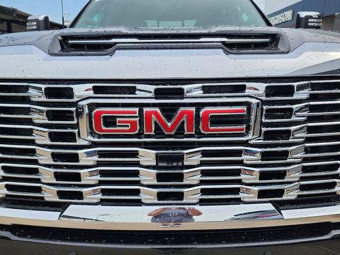 New 2026 GMC Sierra 2500 Denali w/ Denali Reserve Package AWD/4WD image 9