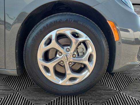 Used 2022 Chrysler Pacifica Limited FWD image 16