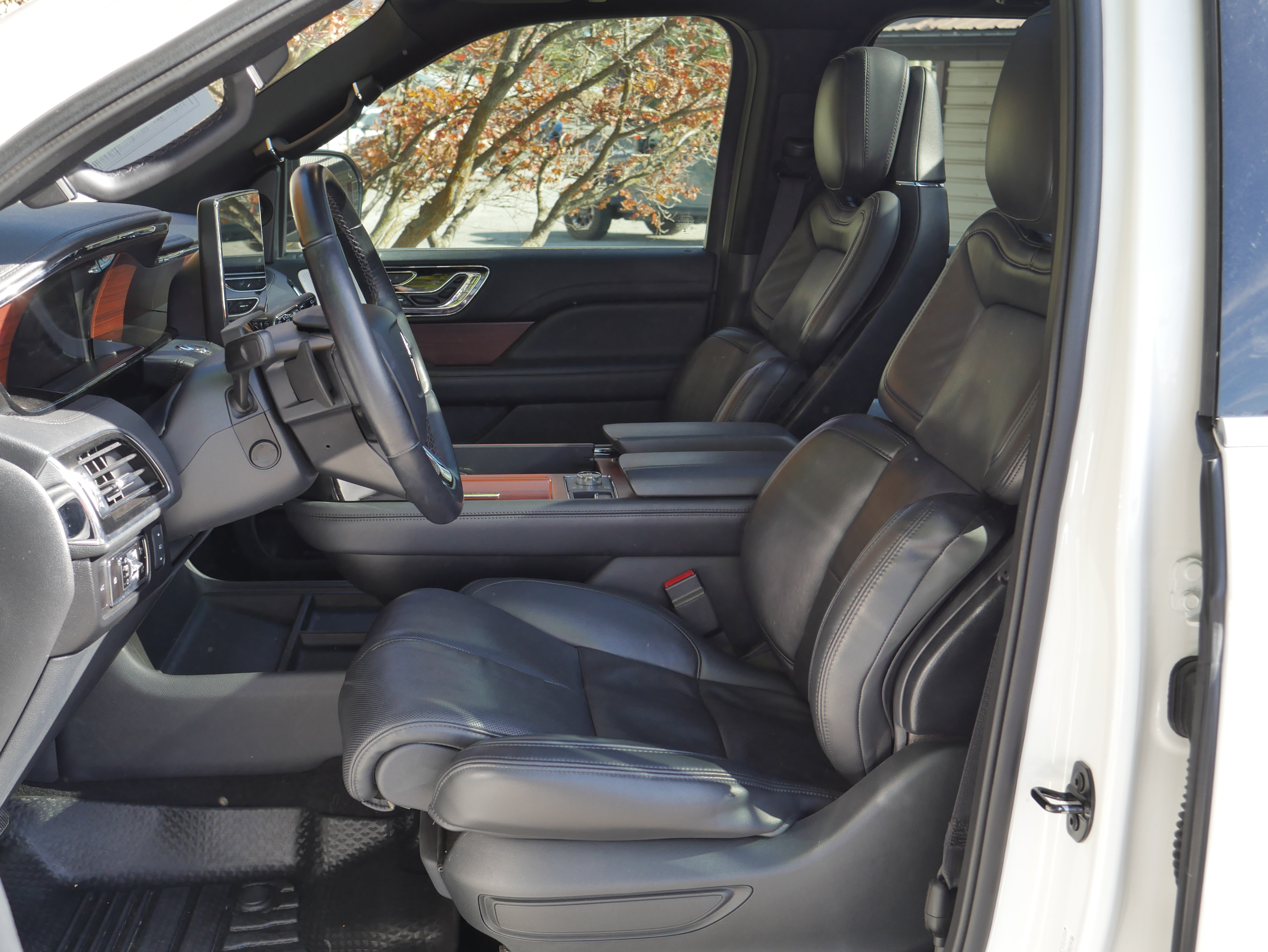 Used 2023 Lincoln Navigator Reserve w/ Equipment Group 201A AWD/4WD image 3