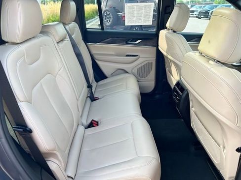 Used 2024 Jeep Grand Cherokee Limited image 13