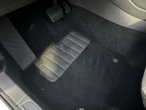 Certified 2025 Volkswagen Taos SE image 15