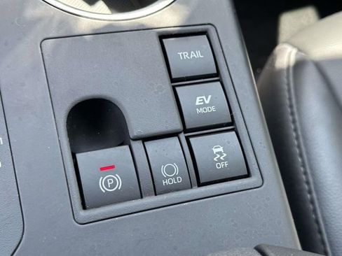 Certified 2024 Toyota Highlander XLE AWD/4WD image 40