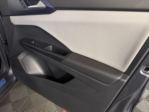 Used 2023 Volkswagen Taos SE w/ Panoramic Sunroof Package FWD image 31