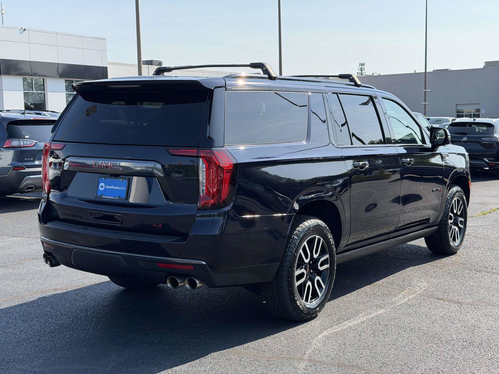 Used 2023 GMC Yukon XL AT4 w/ Technology Package AWD/4WD image 2