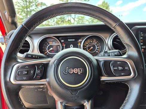 Used 2018 Jeep Wrangler Unlimited Sahara AWD/4WD image 18