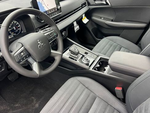 New 2025 Mitsubishi Outlander SE image 11