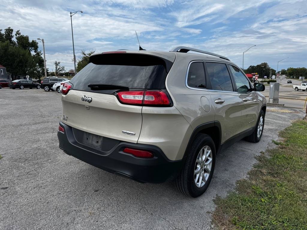 Used 2015 Jeep Cherokee Latitude w/ Cold Weather Group AWD/4WD image 6