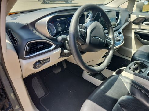 Used 2022 Chrysler Pacifica Touring-L FWD image 25