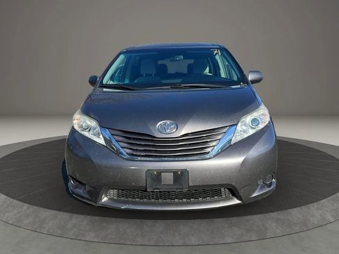 Used 2015 Toyota Sienna LE image 2