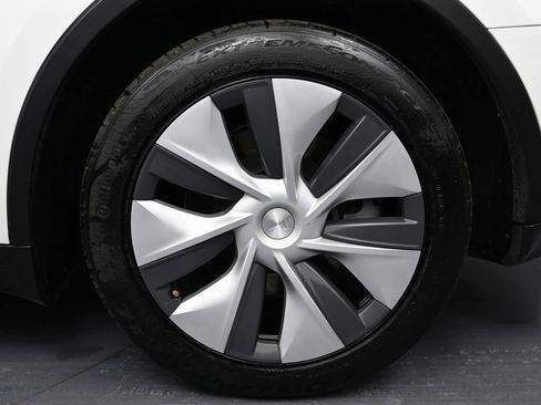 Used 2022 Tesla Model Y Long Range image 11