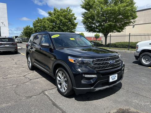 Certified 2022 Ford Explorer XLT w/ Equipment Group 202A image 3