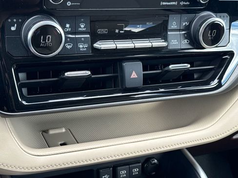 Used 2021 Toyota Highlander XLE image 22