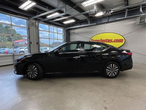 Used 2023 Nissan Altima 2.5 SV w/ SV Premium Package FWD image 2