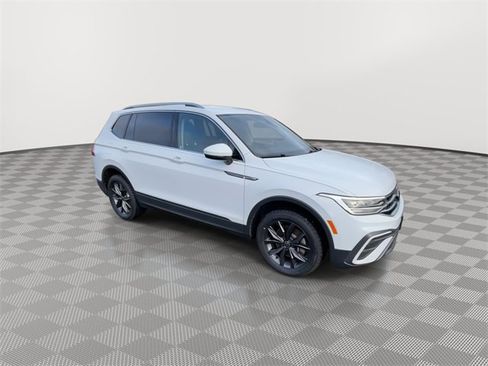 Used 2022 Volkswagen Tiguan SE image 2