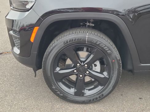 New 2025 Jeep Grand Cherokee Altitude image 16