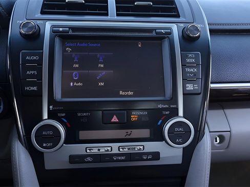 Used 2014 Toyota Camry XLE image 18