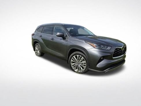 Used 2022 Toyota Highlander Platinum AWD/4WD image 3