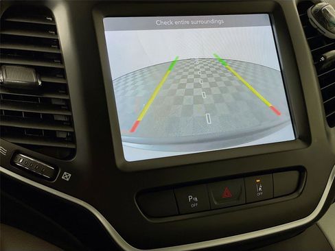 Used 2021 Jeep Cherokee Latitude Lux w/ Comfort/Convenience Group image 17