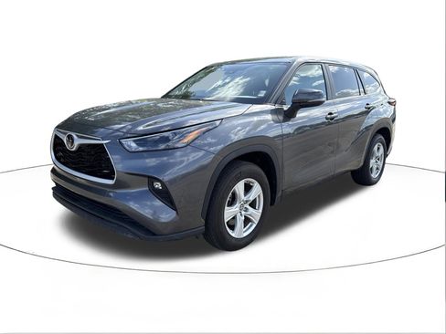 Used 2025 Toyota Highlander LE FWD image 7