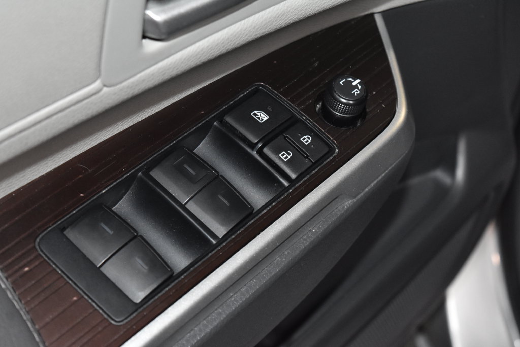 Used 2024 Toyota Sienna XLE FWD image 5