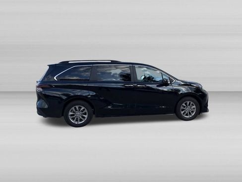 Used 2025 Toyota Sienna XLE FWD image 5