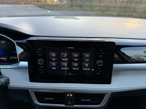 Certified 2025 Volkswagen Taos SE w/ Panoramic Sunroof Package image 22